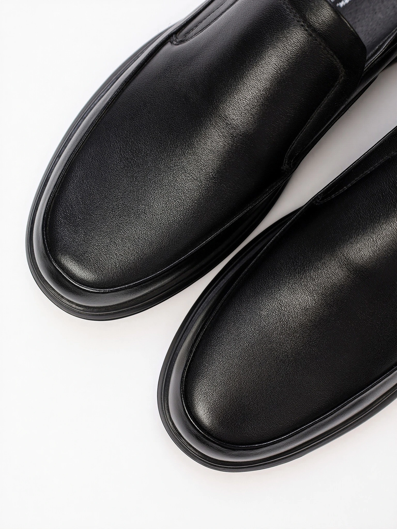 Туфли черного цвета с эластичными вставками